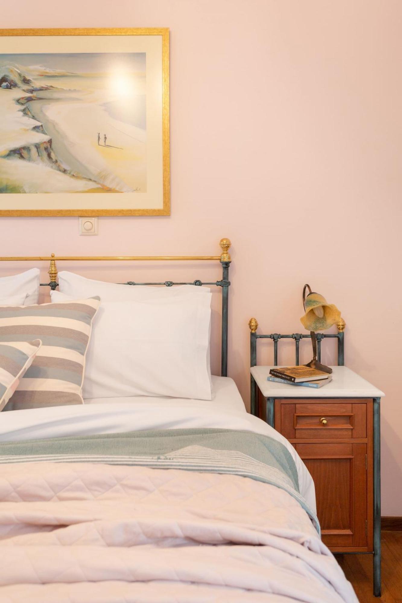 شقة Bright, Calming Retreat With A Balcony Near Metro! أثينا المظهر الخارجي الصورة