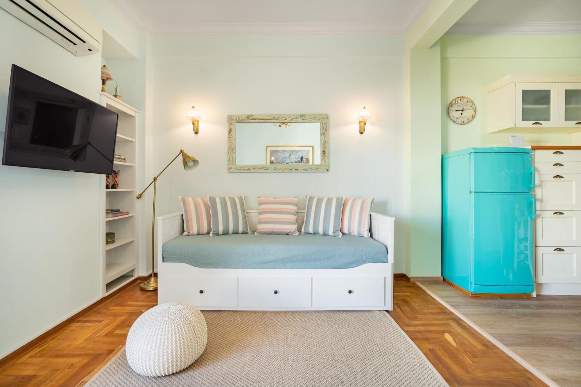 شقة Bright, Calming Retreat With A Balcony Near Metro! أثينا المظهر الخارجي الصورة